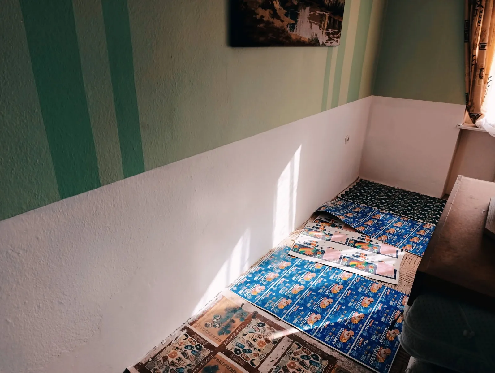Vymalovaný pokoj se zelenými pruhy na stěně