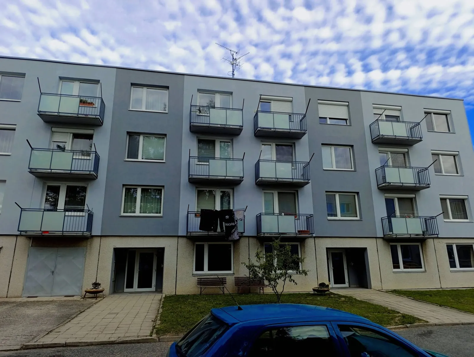 Bytový dům s natřenou fasádou a ocelovými balkony